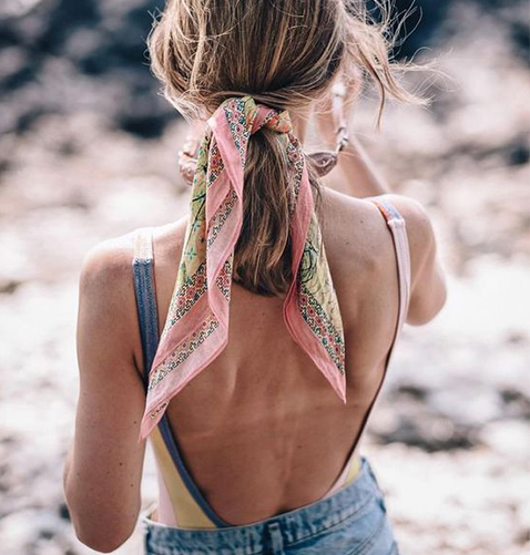 Un foulard noué dans les cheveux pour les journées à la plage • Les Bons Détails